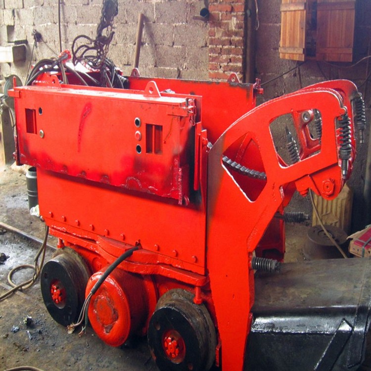 The Method Of Moving The Bucket Mucking Loading Machine In The Roadway